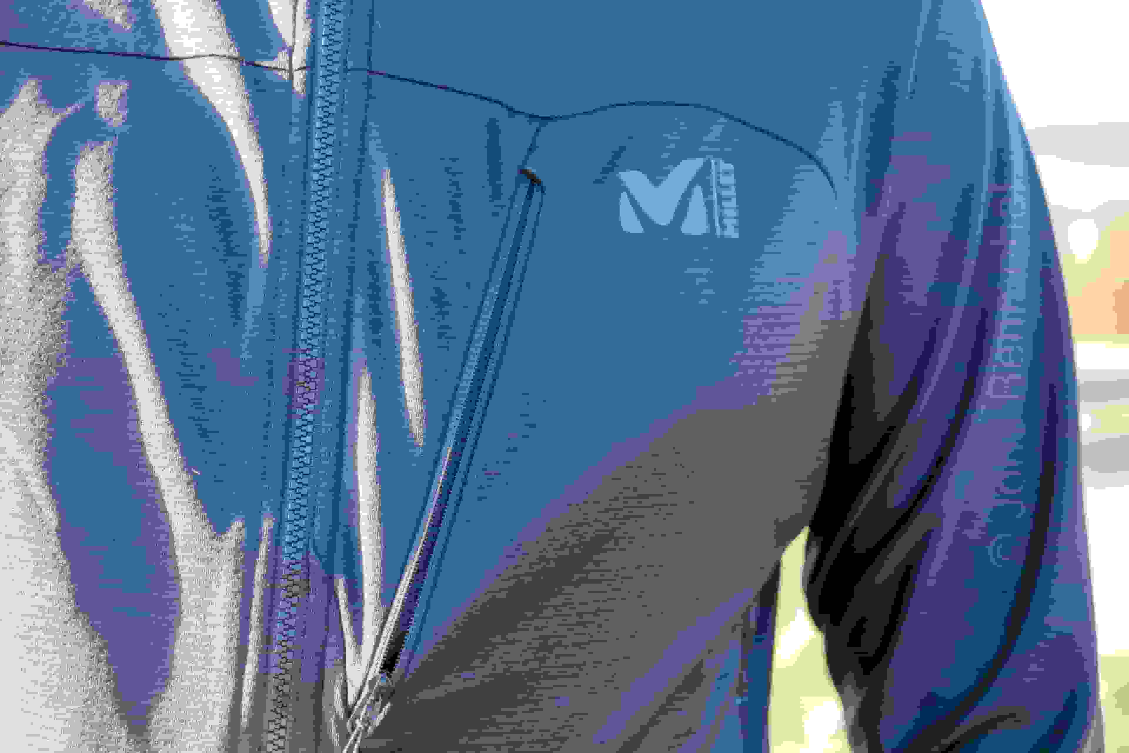 Poche de poitrine gauche de la polaire Millet Lökka Jacket III noire fermée, logo Millet visible.