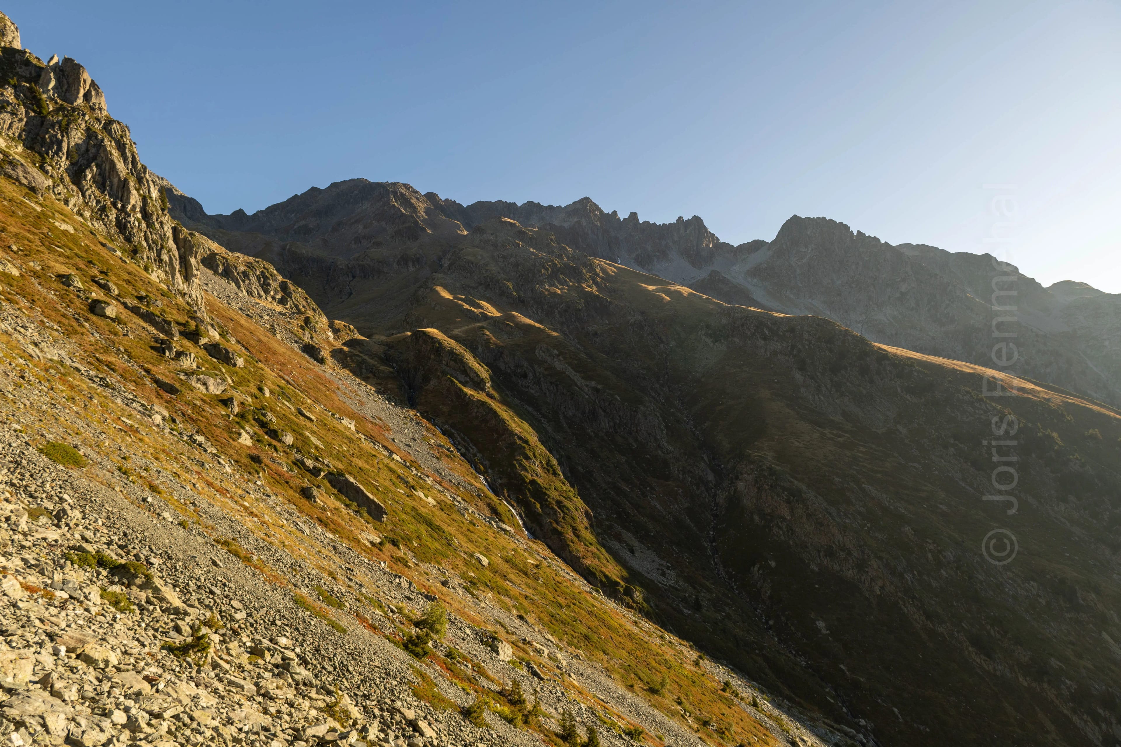 Le col de la Vache vu depuis les flans