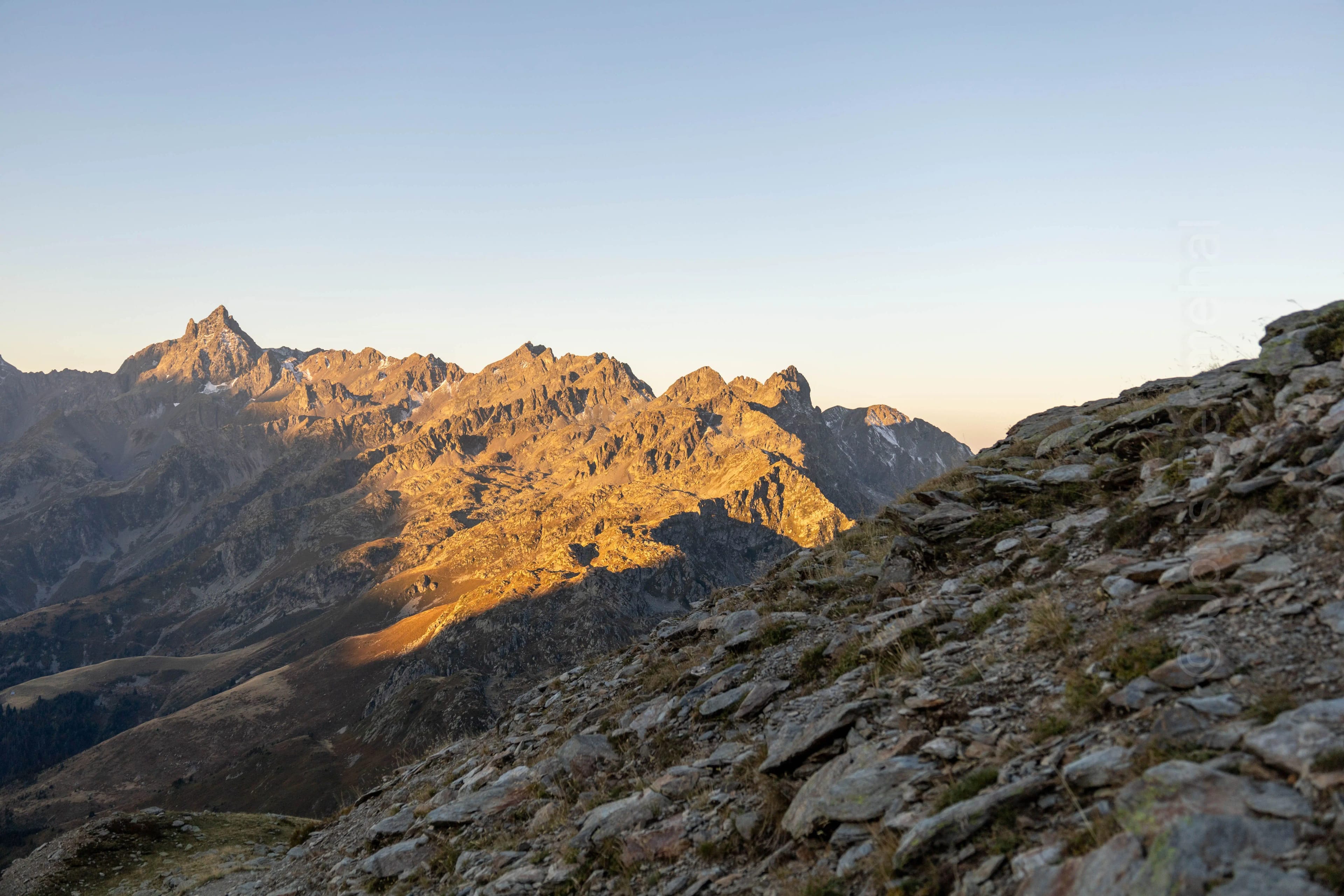 Levé du soleil sur les sommets du GRP