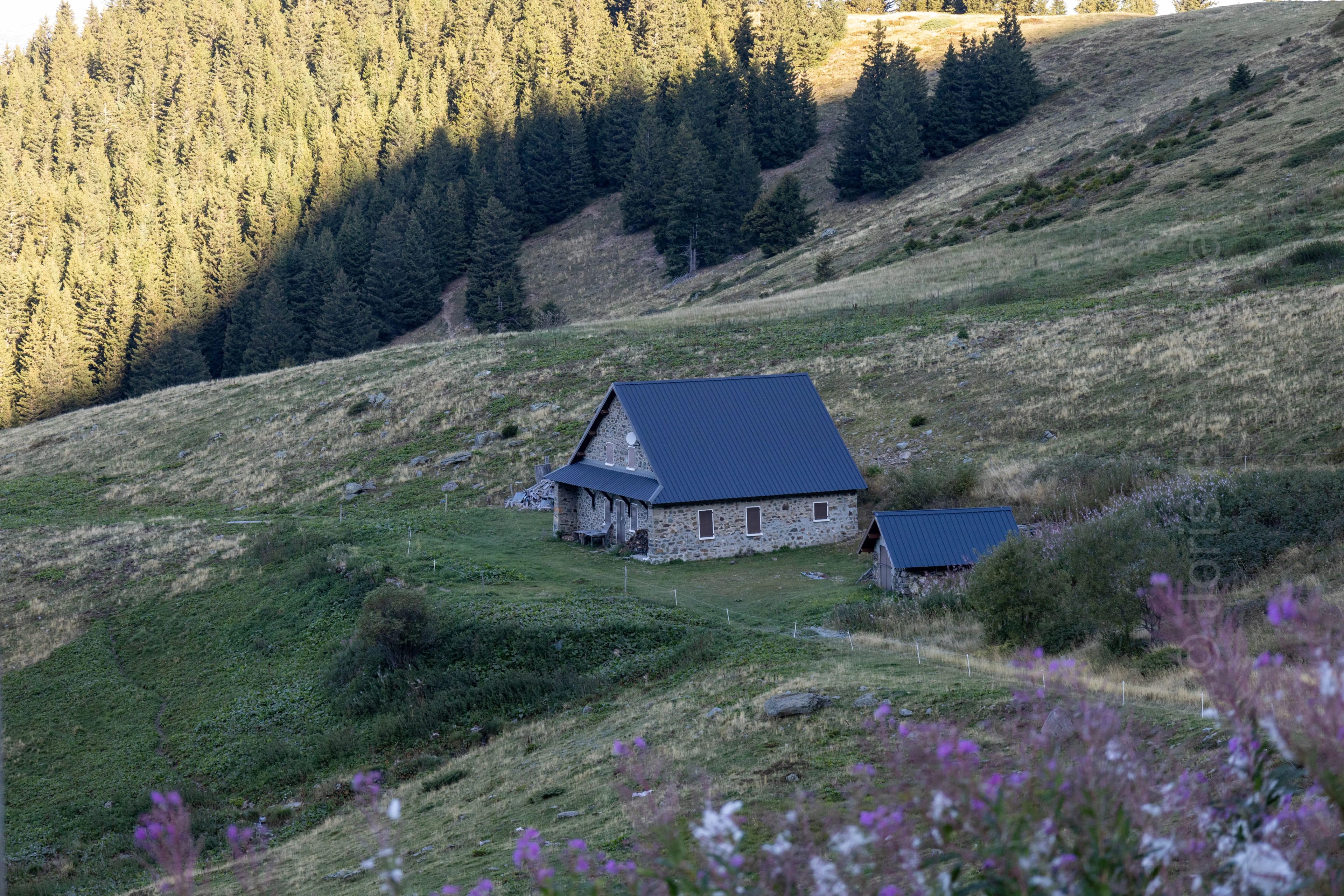 Petite maison en alpage au dessus de Pipay