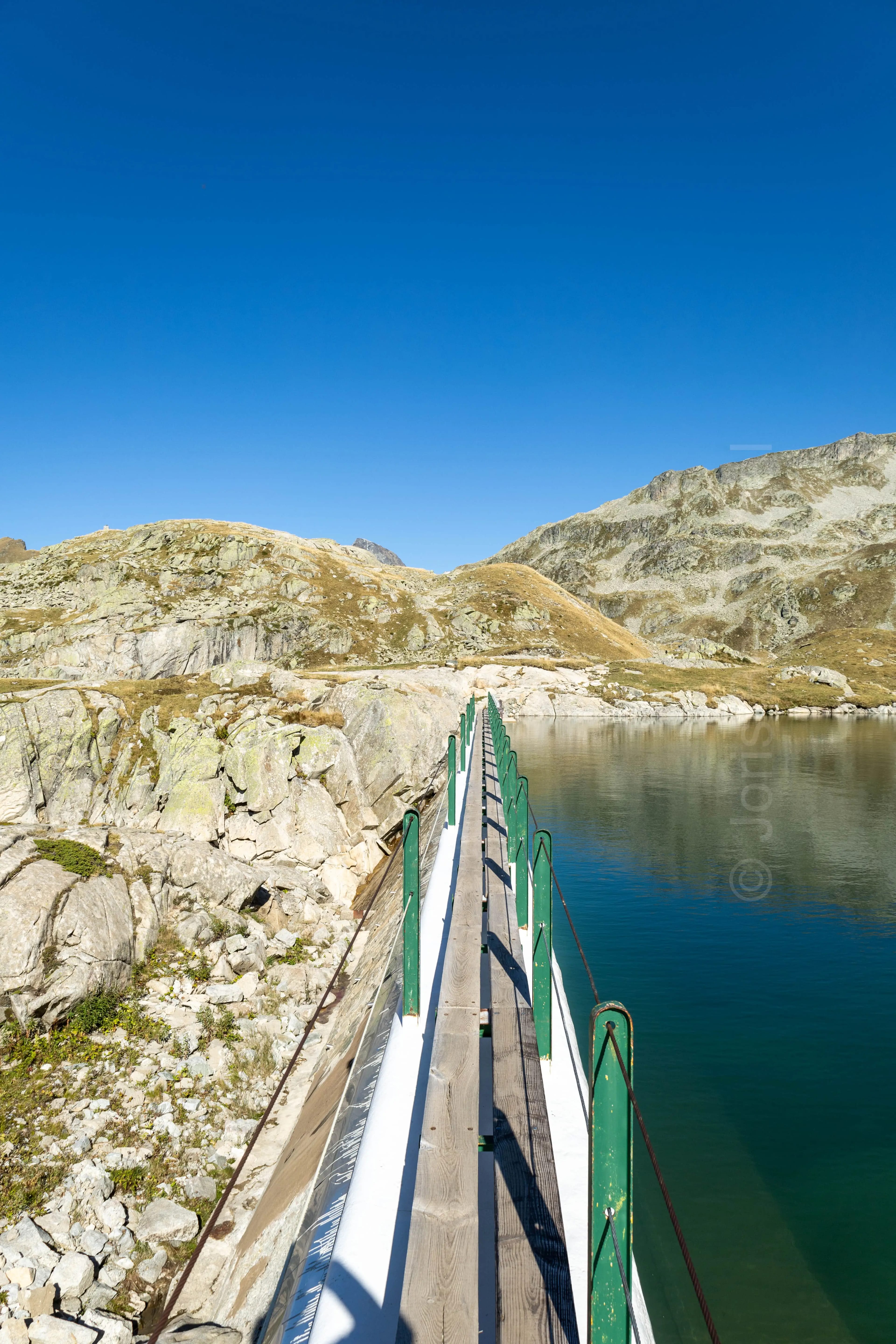 Passerelle pour rejoindre le refuge des 7Laux
