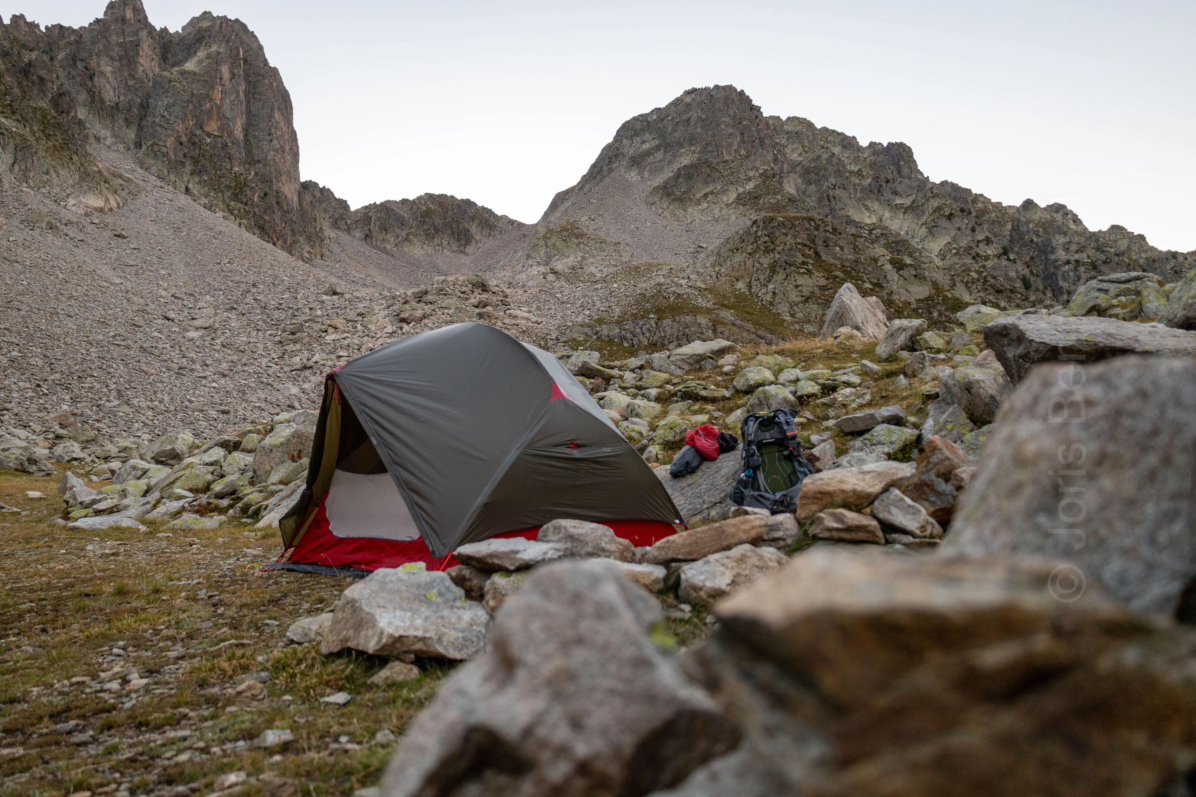 Mon bivouac et mon matériel au petit matin, au pied du col de la vache qui cache le soleil levant