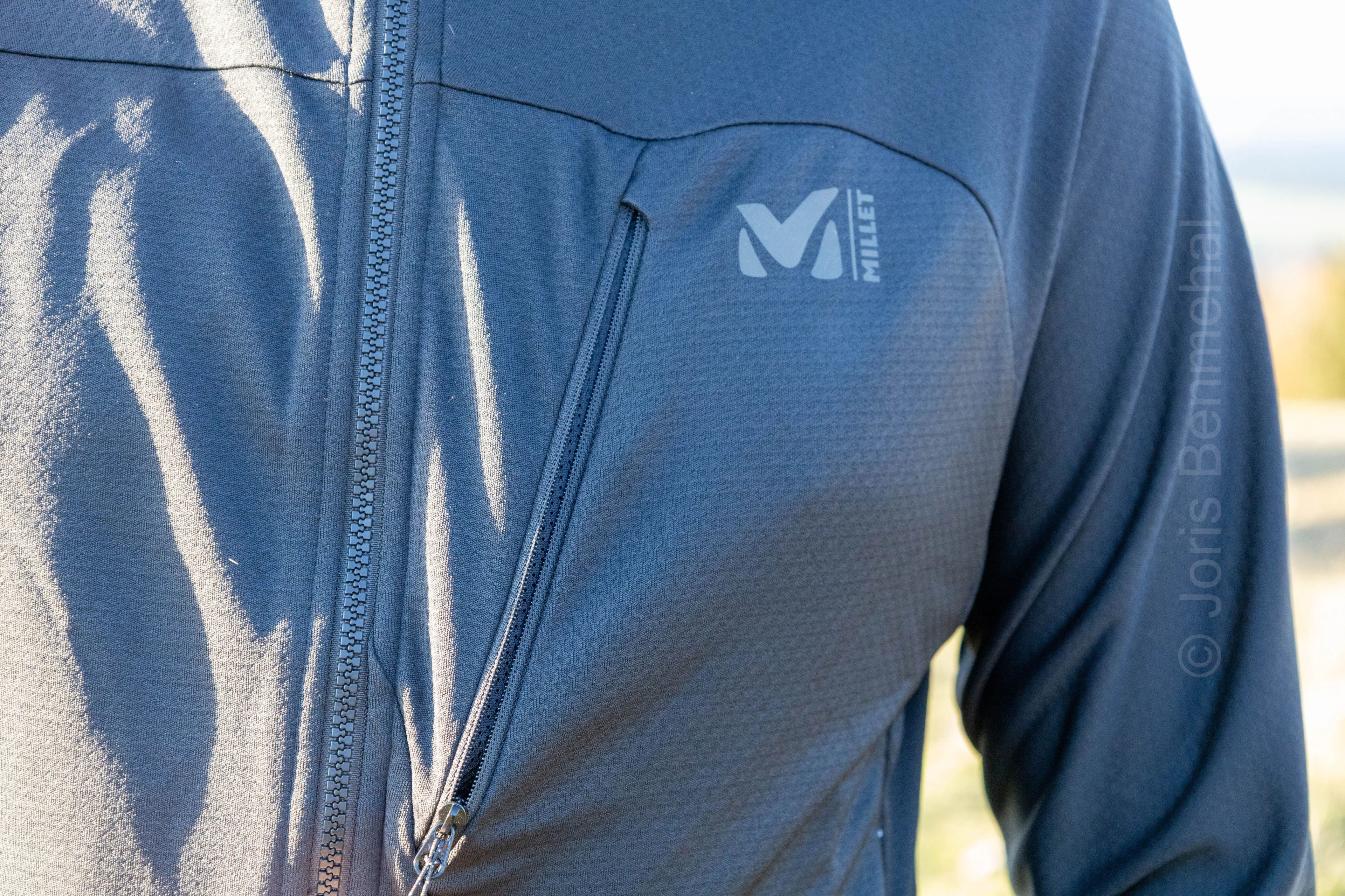 Poche de poitrine gauche de la polaire Millet Lökka Jacket III noire fermée, logo Millet visible.