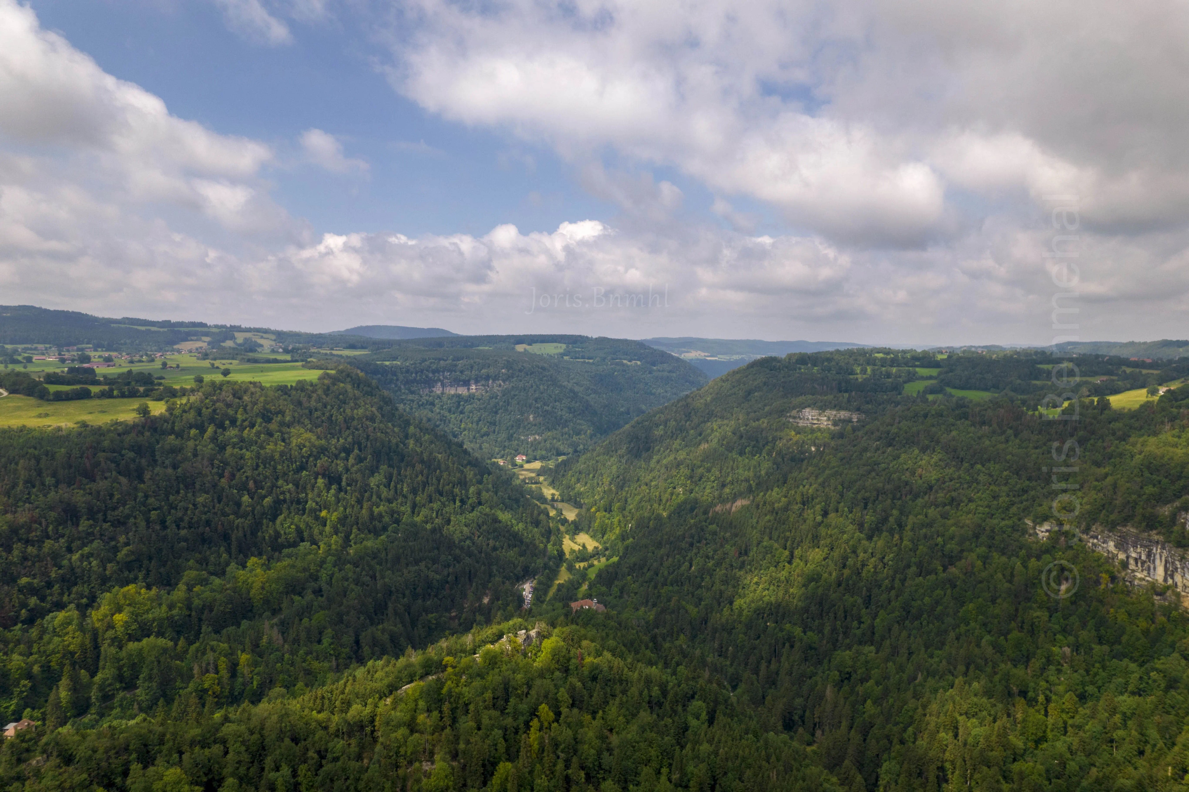Vue aérienne sur la sereine vallée de Consolation de Maisonnette.