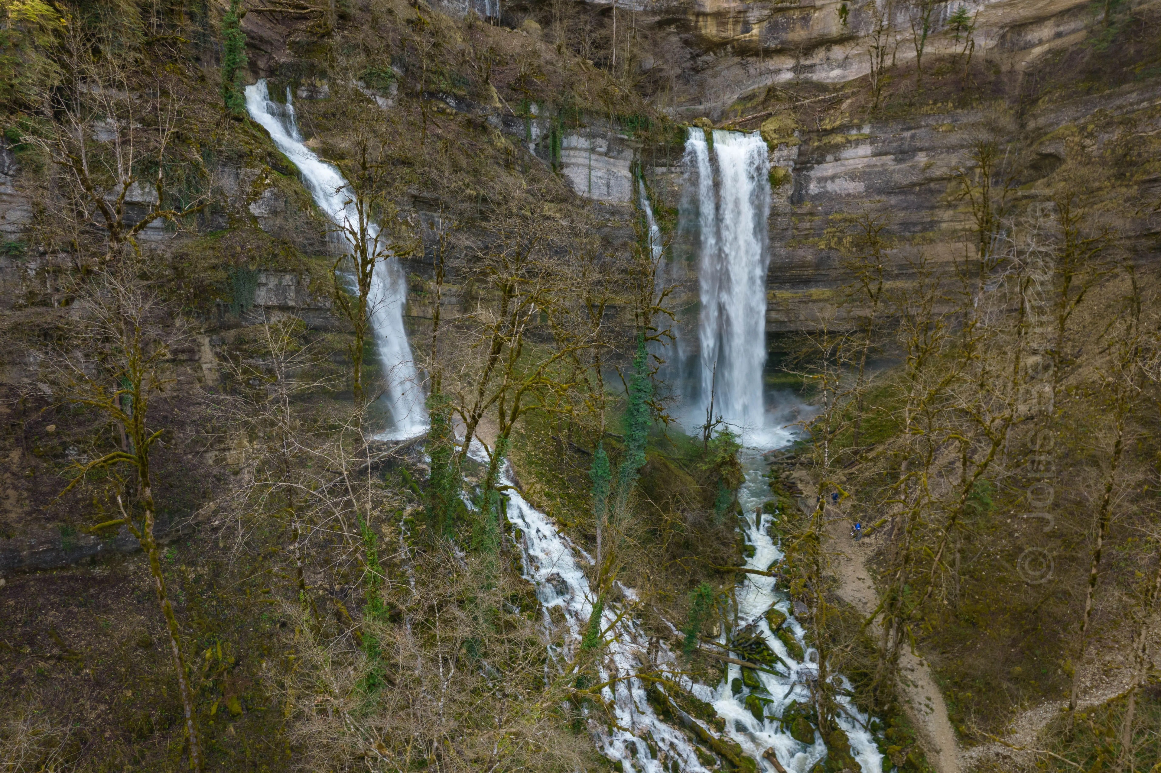 Cascade du Lançot capturée par drone, offrant une perspective aérienne.