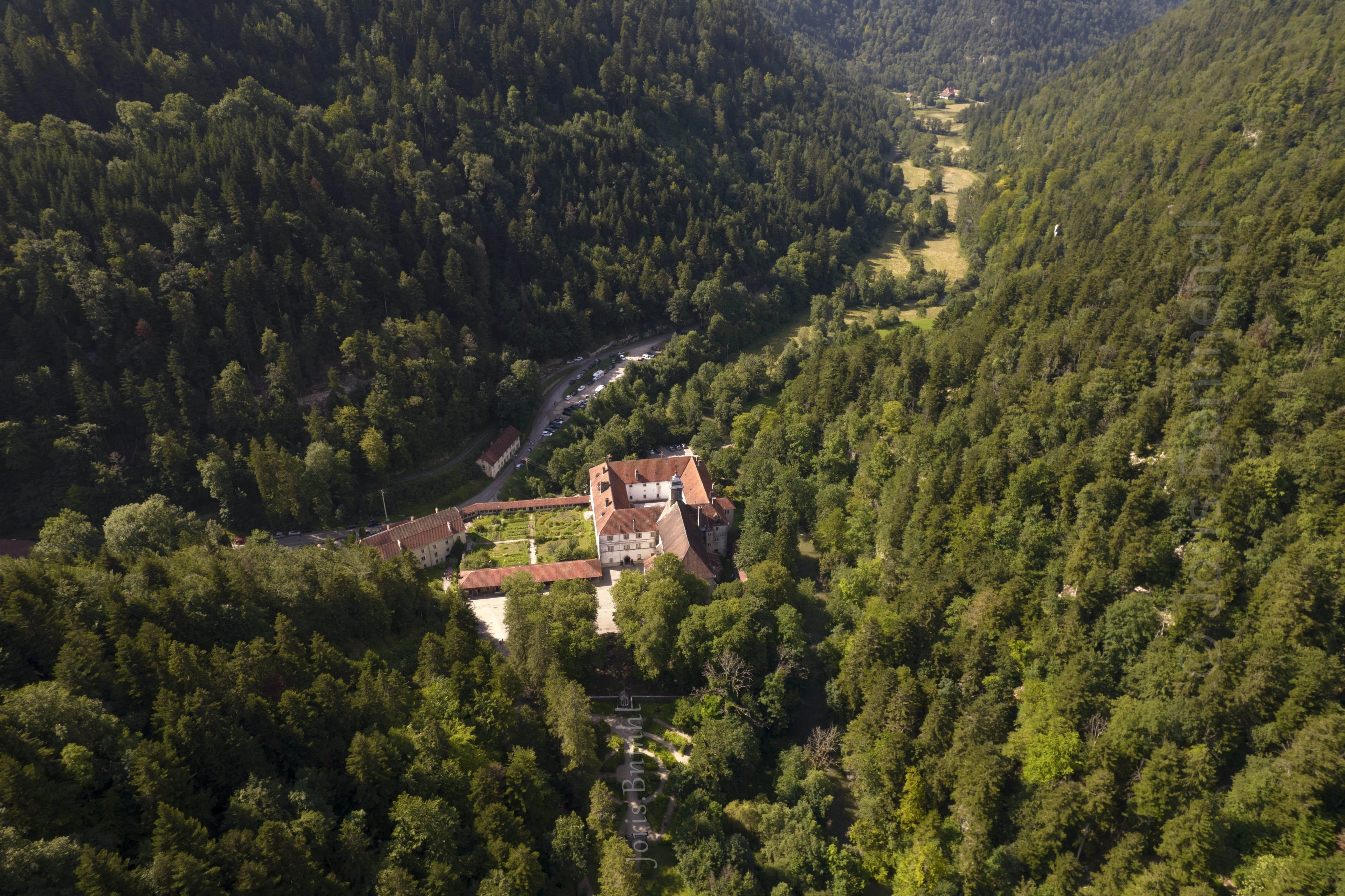 Vue aérienne du monastère, avec ses jardins à gauche, la chapelle et la cour arrière à droite.
