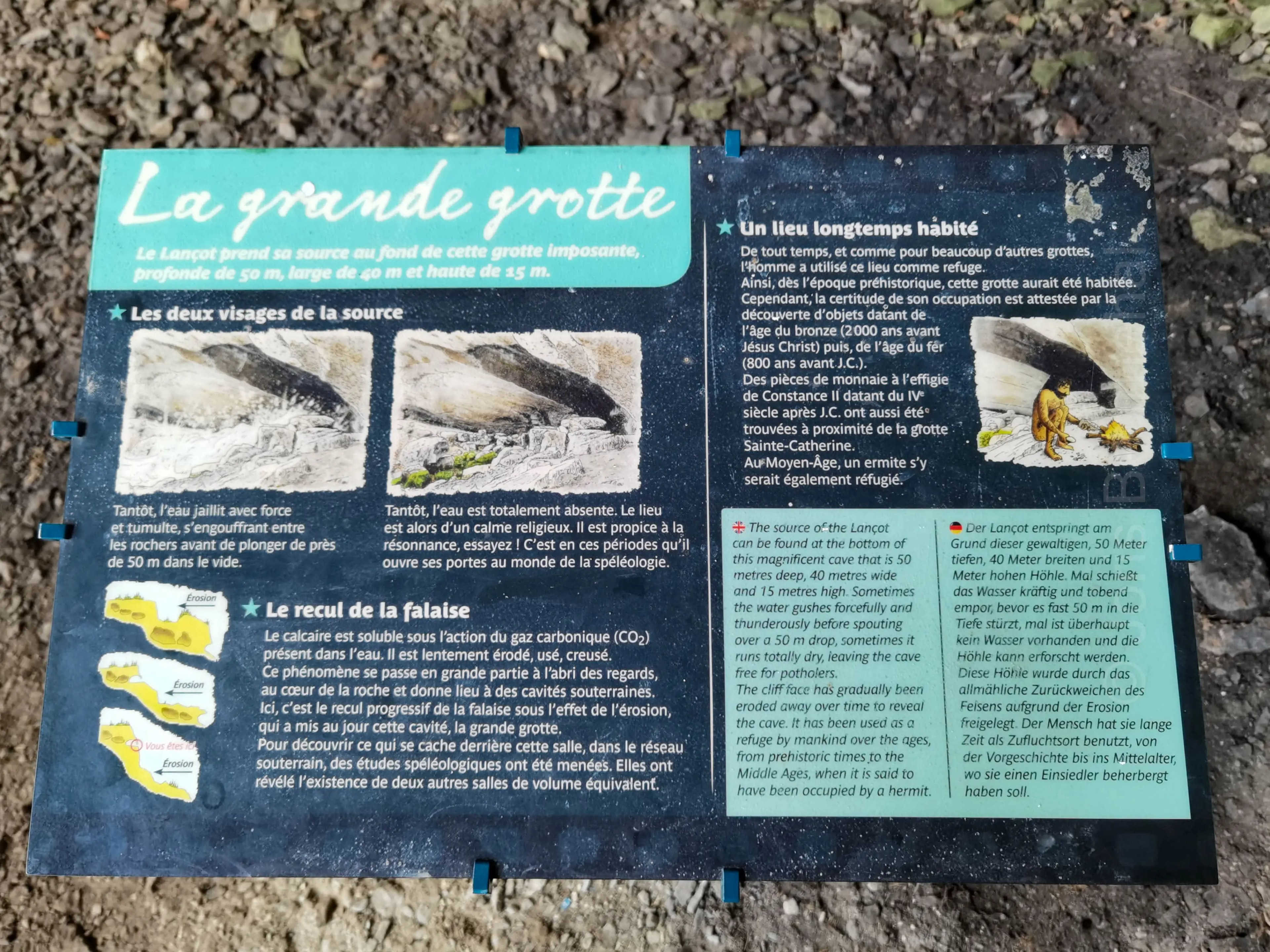 Panneau descriptif détaillé devant la Grande Grotte, expliquant ses particularités.