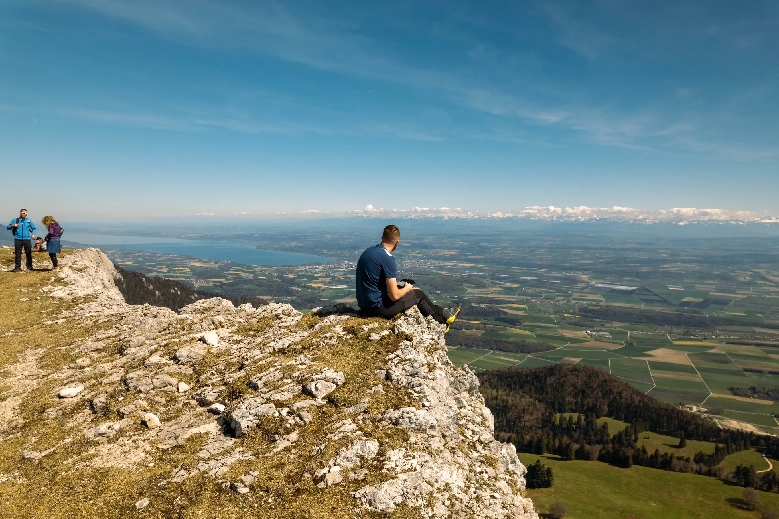 Photo de moi sur un Pic des Aiguilles de Baulmes en suisse, avec vu sur le Lac de Neuchatel