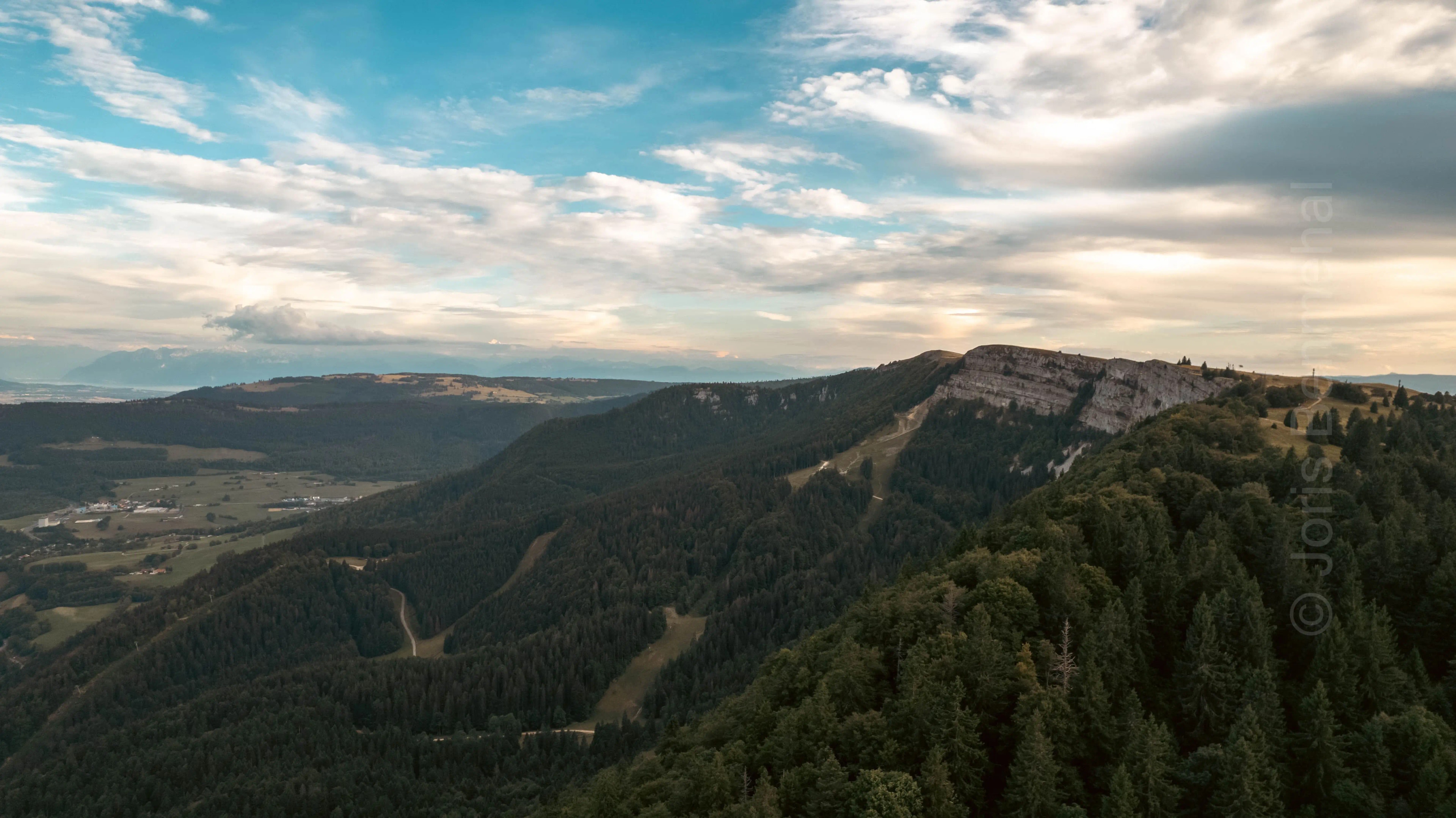Vue aérienne des crêtes du Mont d'Or avec les pistes de ski de piquemiette sur la gauche.