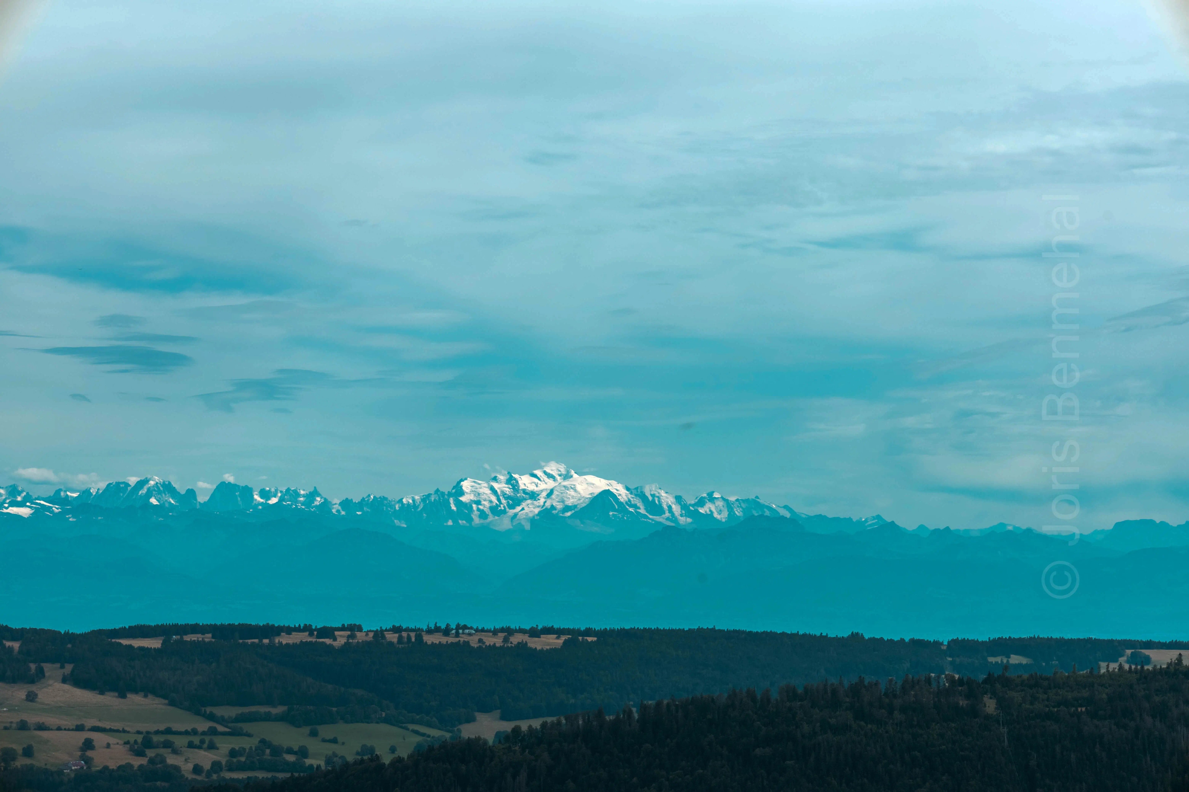Panorama sur le Mont Blanc émergeant depuis les crêtes du Mont d'Or.