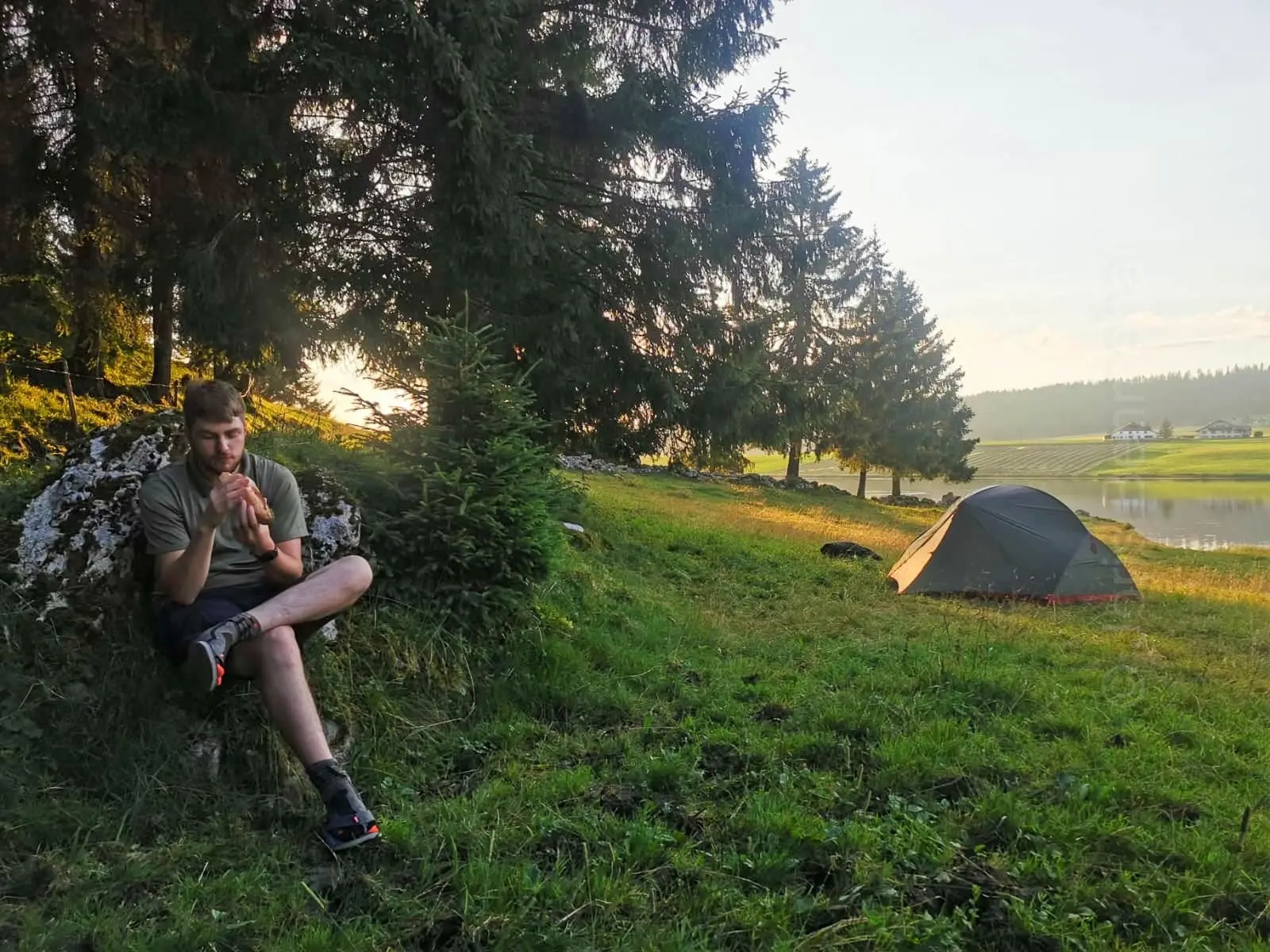 Moment de pause en dégustant un sandwich auprès de mon bivouac au Lac des Taillères.