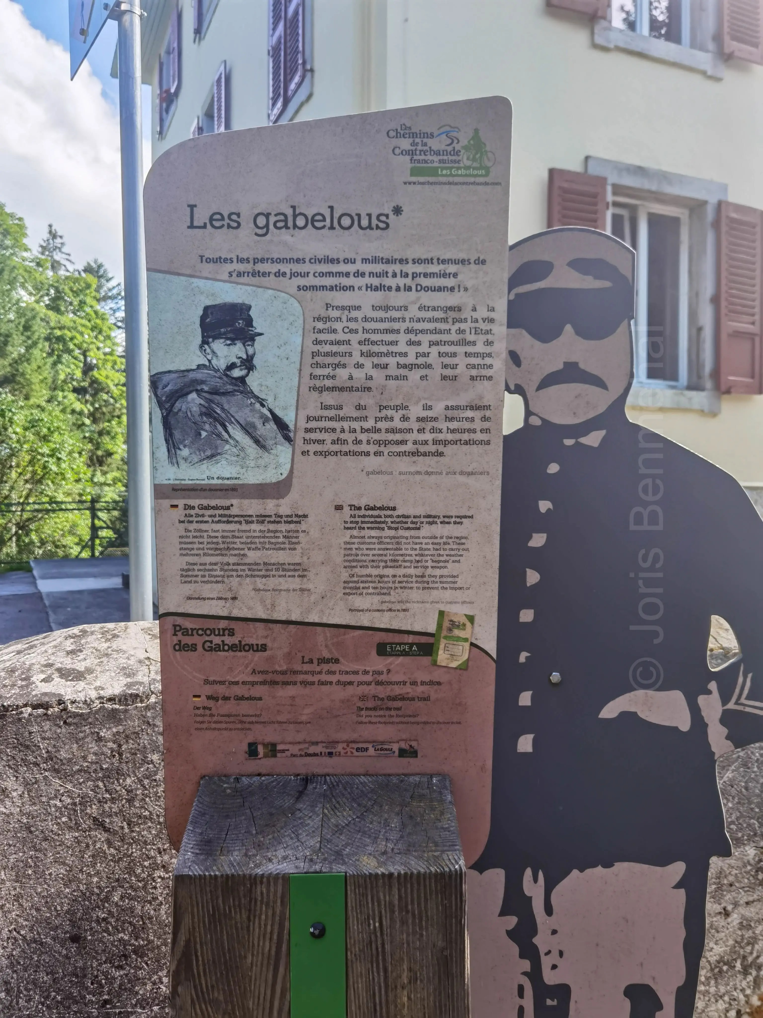 Panneau éducatif sur l'histoire des douaniers ('gabelous') à la frontière franco-suisse.