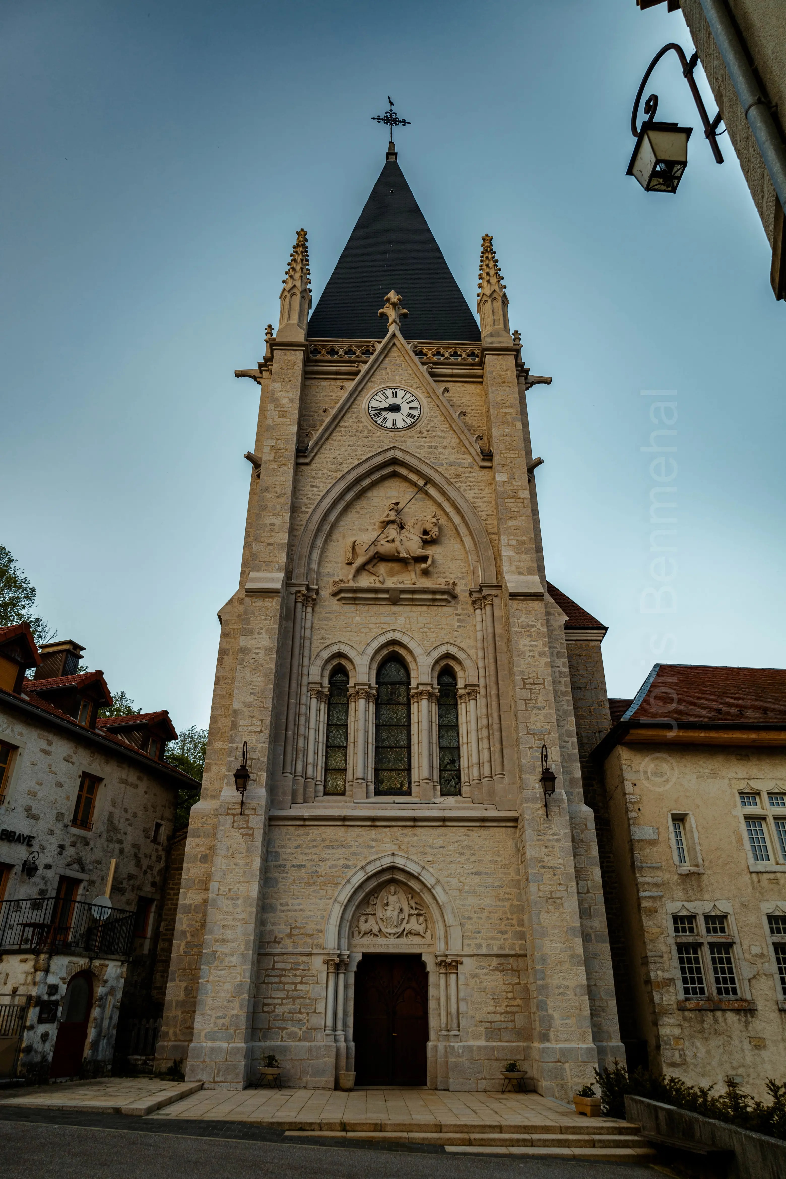 Façade de l'Abbaye de Montbenoit avec détails architecturaux caractéristiques